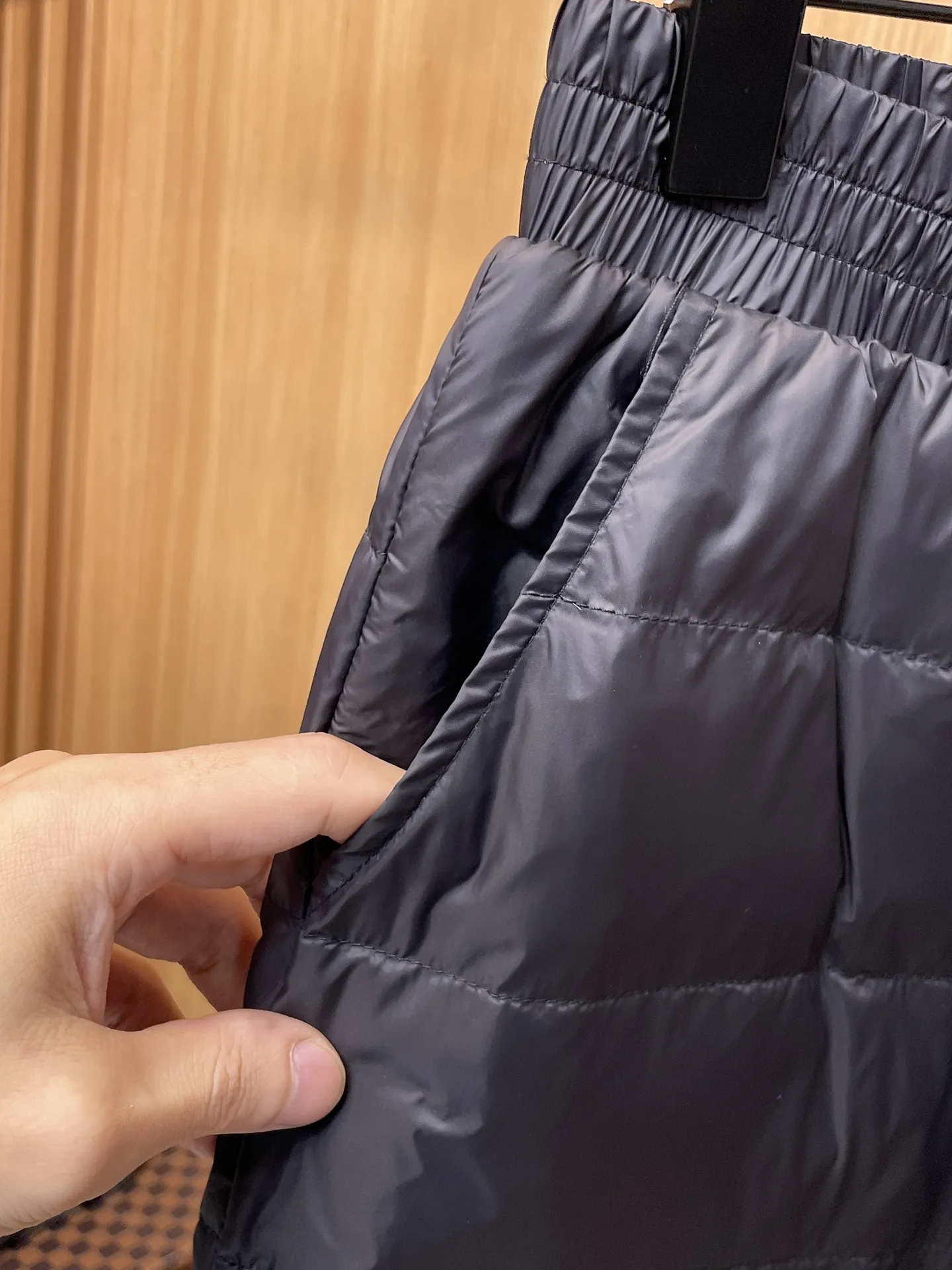 P490 Canada Goose 25ss new autumn and winter high-version down pants are here🌹A must-have for winter. Outdoor windproof, temperature-locking, thickened and warm legged down pants. Warm and windproof. Made of professional-grade outdoor windproof, waterproof and breathable fabric. Lining is filled with 90% white duck down. Lightweight design. Lightweight and warm. Seamless gluing process on the inside. Made of light and gall-free velvet fabric to effectively prevent velvet running. Original hardware and accessories. Classic logo matching. Simple and versatile, the upper body is stylish and not bloated. The style is the same for men and women! Size: M-4XL